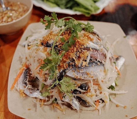 Nguy hại tiềm ẩn ăn gỏi cá sống