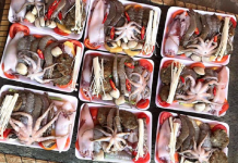 Giật mình set lẩu toàn hải sản tươi giá chỉ 50 ngàn trên vỉa hè