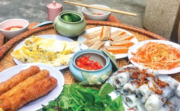 Món cuốn mỡ hành ở Thanh Trì