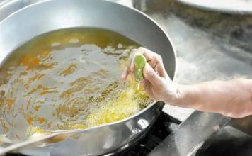 Lý do nên vắt chanh vào chảo dầu khi chiên rán
