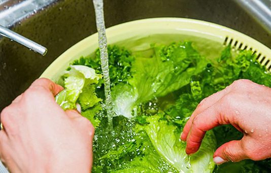 Rửa rau như thế nào để loại bỏ thuốc trừ sâu gây hại