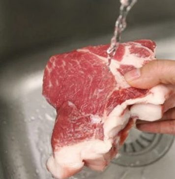 Sai lầm tai hại khi luộc thịt, 90% bà nội trợ mắc phải