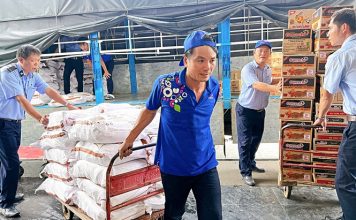 ‘Bán không lợi nhuận, giảm giá’ – sự trợ lực thiết thực cho vùng mưa lũ