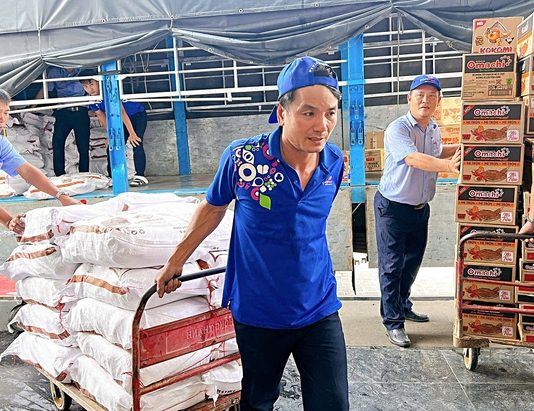 ‘Bán không lợi nhuận, giảm giá’ – sự trợ lực thiết thực cho vùng mưa lũ