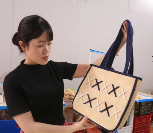 Biến lá dứa, xơ mướp thành chất liệu xanh: Cơ hội cho thời trang Việt