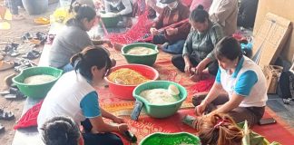 Người dân xã Gào thức đêm gói bánh chưng, hướng về đồng bào vùng lũ