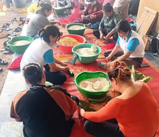 Người dân xã Gào thức đêm gói bánh chưng, hướng về đồng bào vùng lũ