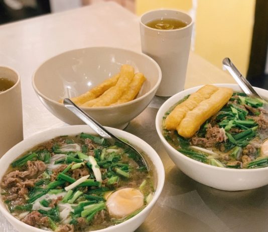 Thực hư tin đồn vừa ăn phở vừa uống trà đá gây ung thư?