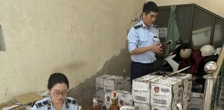 Quảng Bình bắt giữ phương tiện vận chuyển hơn 900 chai rượu ngoại có dấu hiệu nhập lậu