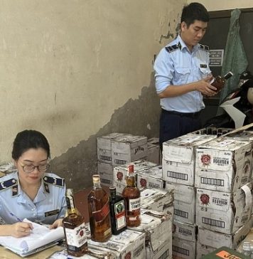 Quảng Bình bắt giữ phương tiện vận chuyển hơn 900 chai rượu ngoại có dấu hiệu nhập lậu