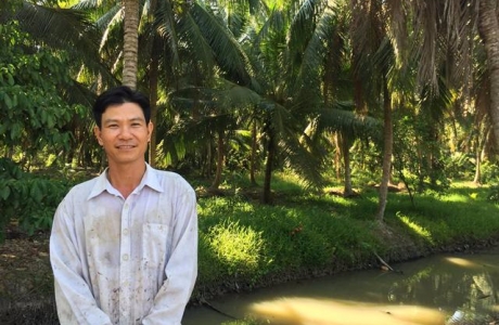 Thạc sĩ bỏ việc nhà nước về làm giàu kiểu con tôm “đòi ôm” cây dừa
