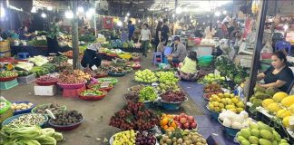 Áp lực giá xăng dầu, nhiều mặt hàng thực phẩm nhích giá